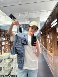 아이유, 팝업스토어 ‘Found at Eight’ 깜짝 방문...‘빛나는 팬 사랑 입증’