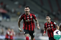 3-0 대승으로 만든 김기동 감독 100승, 여전한 야유 속 서울 5위 도약[현장리뷰]