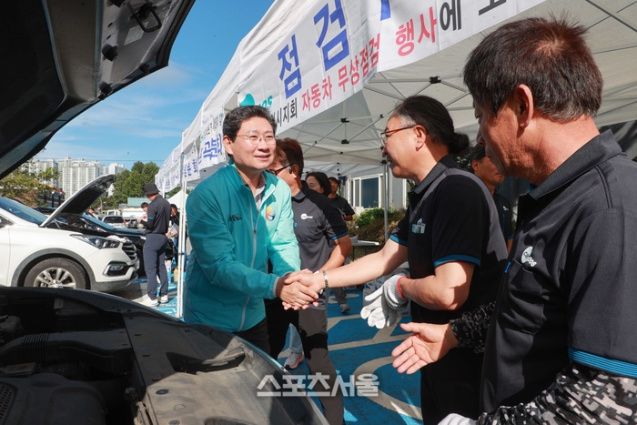 21일 역북동 가상현실 스포츠체험센터 주차장에서 이상일 시장이 경기도자동차전문정비사업조합 용인시지회 조합원을 격려하고 있다. 제공=용인시