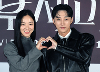 [포토]함께 하트 만들어 보이는 전여빈-진영