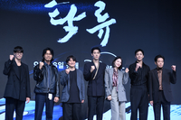 [포토] 포토타임 갖는 ‘탁류’ 감독과 배우들