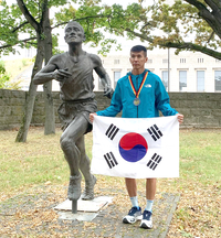션, 베를린 마라톤 완주 후 손기정 동상 찾아... ‘가슴 뭉클한 태극기’ 인증
