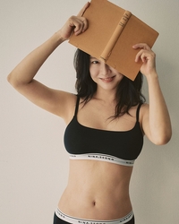 송지효, 속옷 브랜드 홍보 위해 브라탑으로 과감한 노출