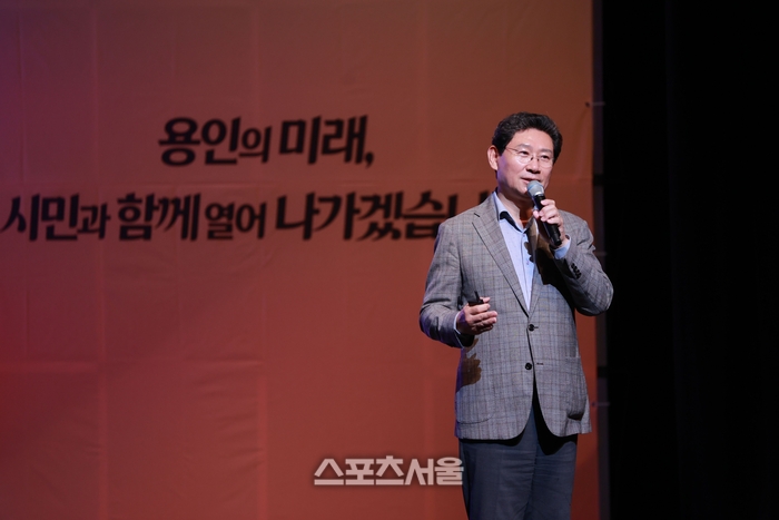 이상일 시장이 22일 2수지구 시민과의 대화를 진행 하고 있다 .제공=용인시