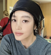 김혜수, 힘 한번 줬더니 등 근육이 ‘빡’ [★SNS]