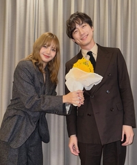 블랙핑크 리사, ‘양다리 논란’ 사카구치 켄타로와 다정한 재회