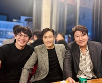 25년만이네? 역대급 쓰리샷…이병헌 “시간은 어쩔수가없다” [★SNS]