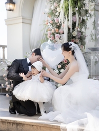 ‘출산→결혼’ 이유영, 딸과 함께한 웨딩 현장 공개