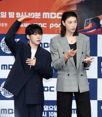 [포토]김연경과 나란히 선 승관, 이렇게나 차이가...