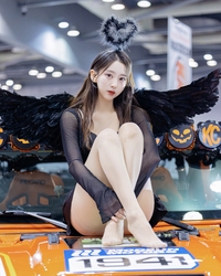 모델 서윤지, 청초하고 섹시한 매력으로 ‘오토살롱 테크코리아 2025’ 초토화시켜!