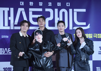 [포토] 포토타임 갖는 ‘퍼스트 라이드’ 배우들