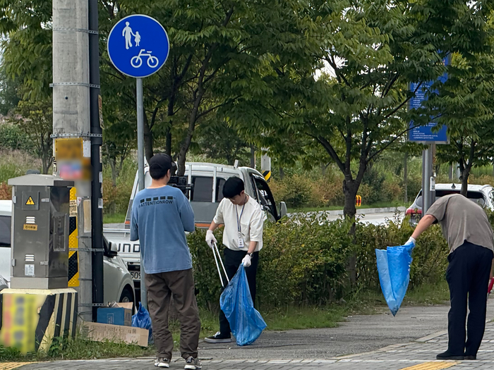 김덕호 식품진흥원 이사장이 임직원들과 전북 익산 국가식품클러스터 산업단지 일원에서 대대적인 환경정화활동을 전개했다. 사진|식품진흥원