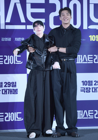 [포토] 김영광, 차은우 등신대 들고