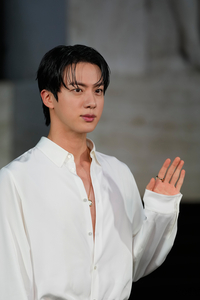 “월드 와이드 핸섬의 품격!”... BTS 진, 밀라노 밝힌 명품 비주얼