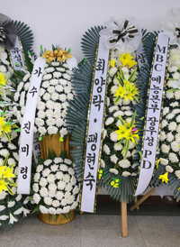 [포토]故 전유성 추모하는 최양락-팽현숙 부부의 조화