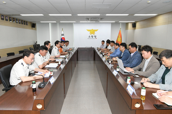 김승룡 소방청장 직무대행이 25일 정부세종청사에서열린 전국소방안전공무원 노동조합(약칭 한노총 소방노조) 대표들과의 간담회를 주재하고 있다. 사진|소방청