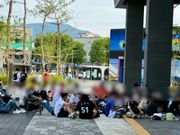 “혹시나 하는 마음에…” 이들은 왜 대전구장 ‘길바닥’에 앉아 있을까…역시 ‘미리 보는 한국시리즈’답다 [SS현장속으로]