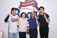 ‘대박 감동’ 두산, 3000만 관중 돌파 기념 ‘특별 시구’ 진행