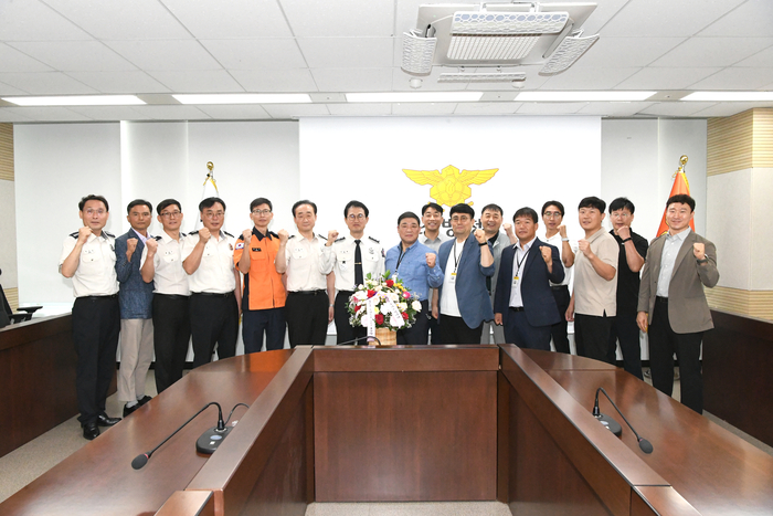 김승룡 소방청장 직무대행이 25일 정부세종청사에서열린 전국소방안전공무원 노동조합(약칭 한노총 소방노조) 대표들과 협력을 다짐하며 기념촬영을 하고 있다. 사진|소방청