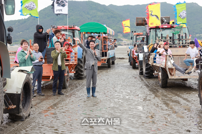 심덕섭 고창군수가 고창갯벌에서 갯벌 체험객과 함께 했다. 