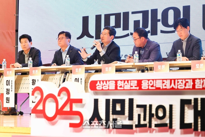 이상일 시장이 26일 시청 에이스홀에서 열린 ‘처인구 시민과의 대화’에서 주민들의 질문에 답변을 하고있다. 제공=용인시