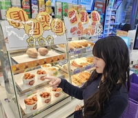 이제 치킨도 배달보다 편의점? CU, 컵 닭강정 50억원 넘게 팔았다…외식 물가 상승세 겨냥한 가성비 즉석치킨 인기