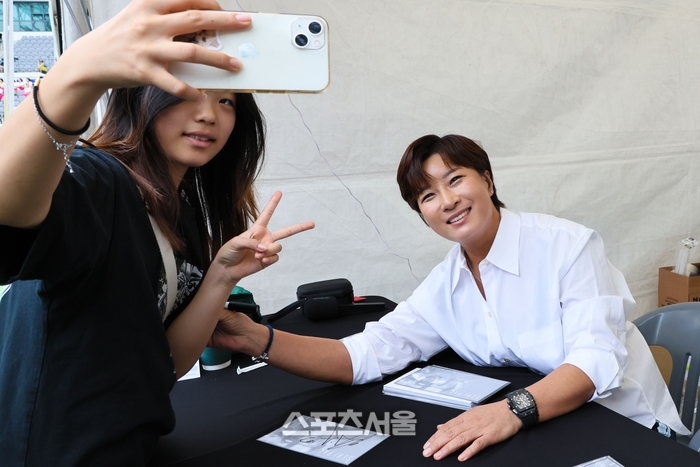 ‘스포츠 스타와 함께하는 시민 참여 축제’에서 사인하는 박세리 전 감독.제공=용인시