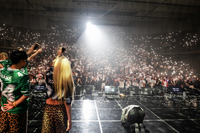 “결혼도 하고, 이혼도 했다”…컴백 김건모, 관객에 큰절 올렸다