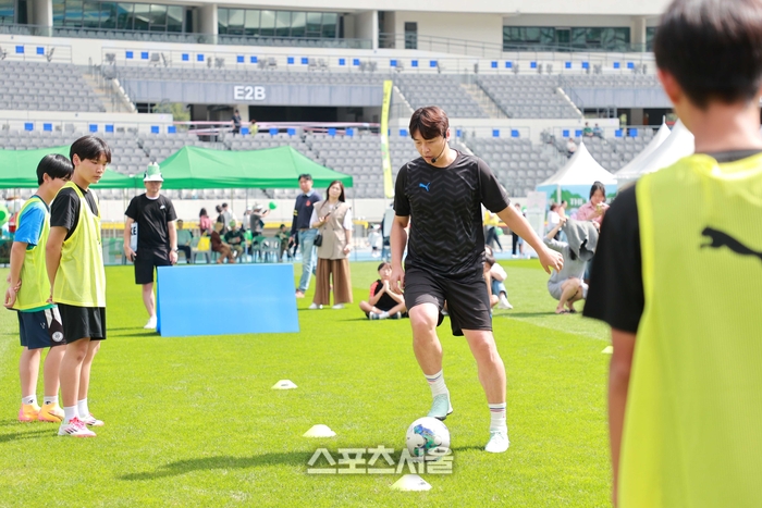 ‘스포츠 스타와 함께하는 시민 참여 축제’에서 원포인트 레슨중인 이동국 실장.제공=용인시