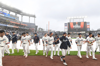 [포토] 우천 취소로 퇴근하는 한화선수들!