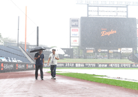 ‘정규시즌 우승팀 나올 수 있는 날’ LG-한화전 우천 지연→그라운드 정비 후 3시 개시 결정 [SS대전in]