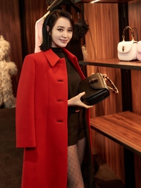 김혜수, ‘명품 자태’로 시선 올킬!...‘레드 코트’ 완벽 소화