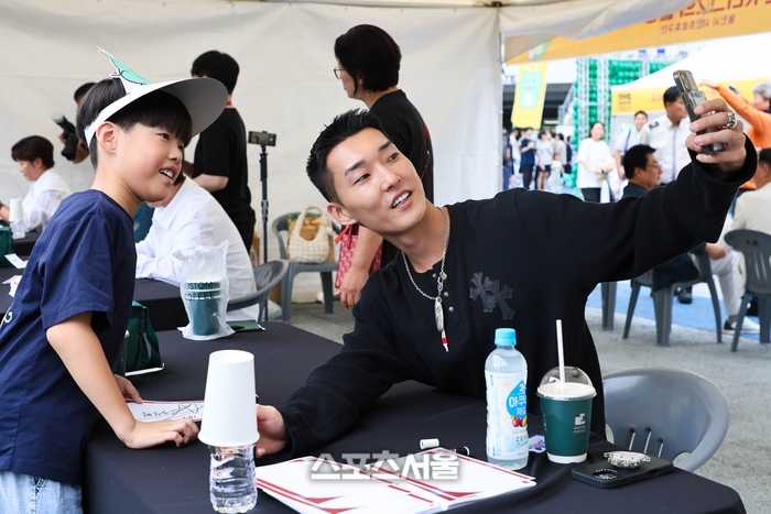 ‘스포츠 스타와 함께하는 시민 참여 축제’에서 사인하고 있는 우상혁 선수.제공=용인시