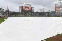 [포토] 다시 방수포 덮힌 대전야구장, 경기는 취소!