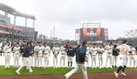 [포토] 관중에 인사하는 한화선수들 ‘내일 뵙겠습니다’