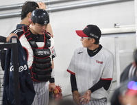 ‘이럴 수가’ 박동원 ‘빈 글러브 태그’ 이어 ‘포구 실책’→LG 정규시즌 우승 확정도 다음으로 [SS시선집중]