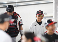 [포토] 염경엽 감독 ‘어이 없는 실점에 웃음만이...’