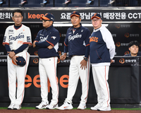 [포토] 김경문 감독 ‘오늘 꼭 이겨야 해’