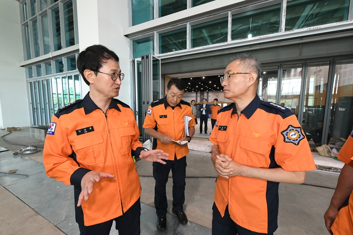 김승룡 소방청장 직무대행이 경주 APEC 정상회의 메인행사장 현장 점검을 마친 후, 현장 관계자에게 “안전에 만전을 기해달라”고 당부했다. 사진|소방청