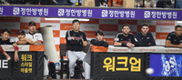 [포토] 경기 지켜보는 LG 선수들