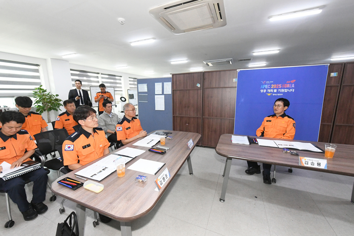 김승룡 소방청장 직무대행이 경북 APEC 소방안전기획단을 방문해 종합적인 소방안전대책을 보고받고 세부계획을 점검했다. 사진|소방청