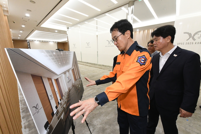 김승룡 소방청장 직무대행이 경주 APEC 정상회의 메인행사장 배치도를 가리키며 관계자에게 현장점검을 하고 있다. 사진|소방청