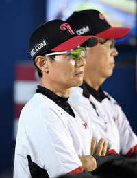 [포토]우승에 1승이 필요한 LG 염경엽 감독