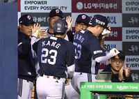 [포토]양석환의 홈런 축하하는 두산 조성환 감독대행