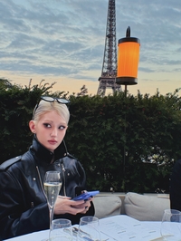 전소미, 블랙 레더 재킷으로 완성한 파리지앵 스타일