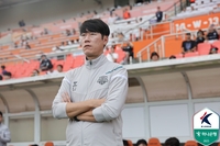 상대 4명 퇴장 난리 통 속에서 빛난 김은중 감독의 품격…싸박 데려와 함께 고개 숙인 피치 위의 ‘젠틀맨’