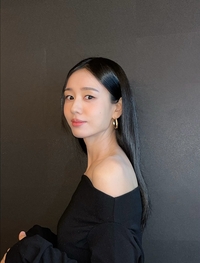 안은진, 매혹적인 오프숄더 패션... 모나리자와 같은 미소로