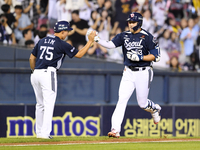 [포토]투런 홈런으로 기선 제압하는 두산 양석환