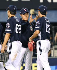 [포토]시즌 최종전 승리 거둔 두산 조성환 감독대행