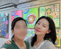 ‘산소 같은’ 이영애, 미술 영재 전시회서 ‘청순 미소’ 폭발!